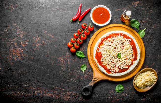 意大利酱准备披萨卷用番茄酱 奶酪和樱桃番茄做成面团美食准备食物