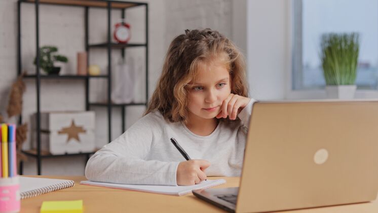 学习可爱的小学生在家用笔记本电脑学习计算机距离学习 家庭教育在线教育远程教育数字