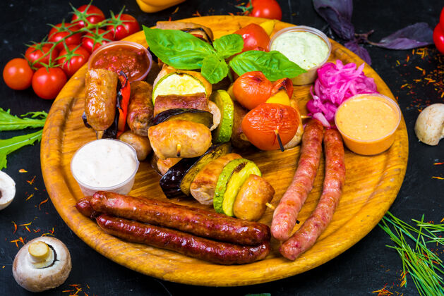 水果热褐色的自制香肠放在一个木制托盘上 上面放着香肠和蔬菜美味配料牛肉