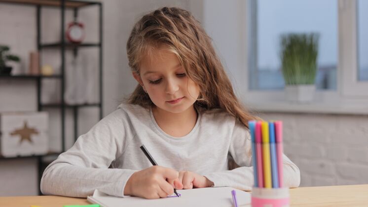创意小女孩用毛笔在白纸上画画相册.播放独自一人 在家里进行创造性的艺术活动绘画房间多彩