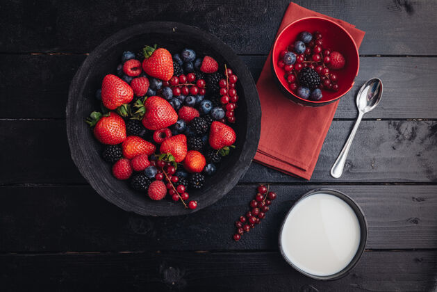 混合健康的早餐吃新鲜的生浆果和水果健康蓝莓甜味