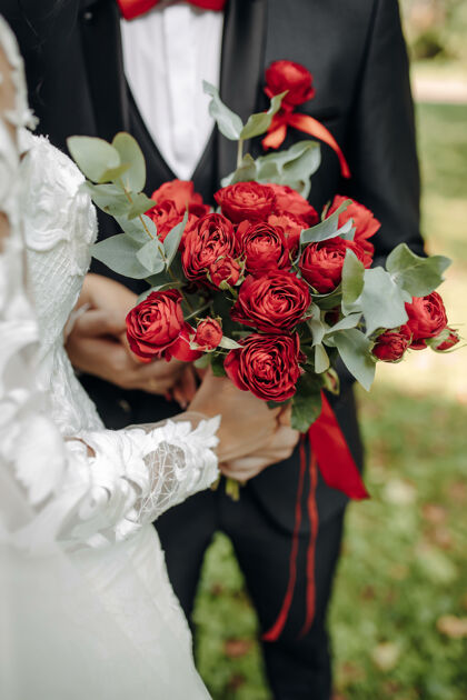 订婚一个穿着漂亮衣服的新娘和一列捧着一束鲜花和绿叶的火车庆典乡村花