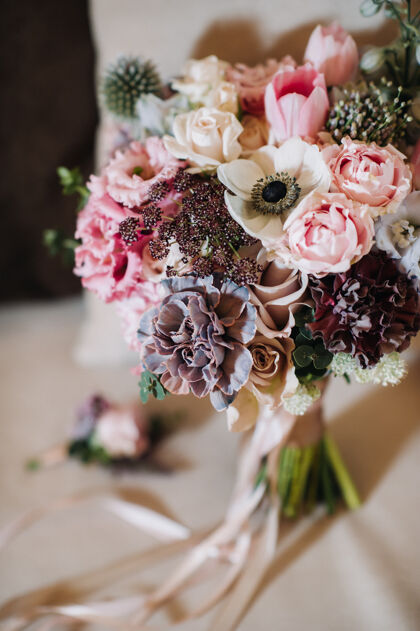 浪漫玫瑰和玫瑰的婚礼花束花束婚礼上的装饰花束玫瑰焦点