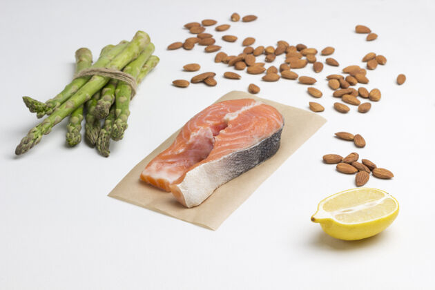 蛋白质新鲜的生三文鱼 芦笋和柠檬 杏仁健康吃饮食