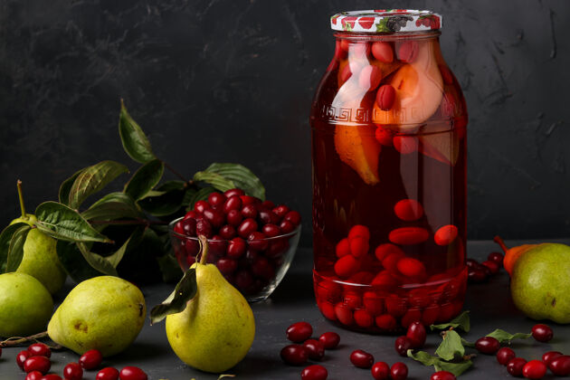 甜点山茱萸与梨在一个黑暗的表面罐组成 水平方向 特写使用复合健康