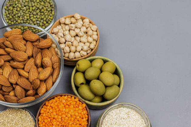 钙健康食品营养概念.豆类谷物在灰色背景上呻吟着种子坚果橄榄素食者干燥保加利亚