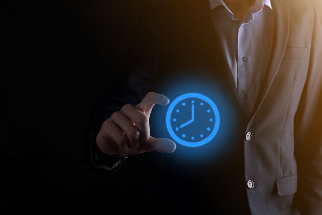 准确性商人的手拿着时钟的图标箭头快速合同的执行工作.生意时间管理和商业时间是金钱的概念年轻运动商人