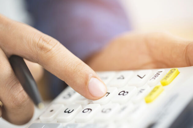 教育特写商人的手 用计算器 在笔记本上写字 计数 做笔记 在办公室做财务会计储蓄理财概念计数研讨会公司