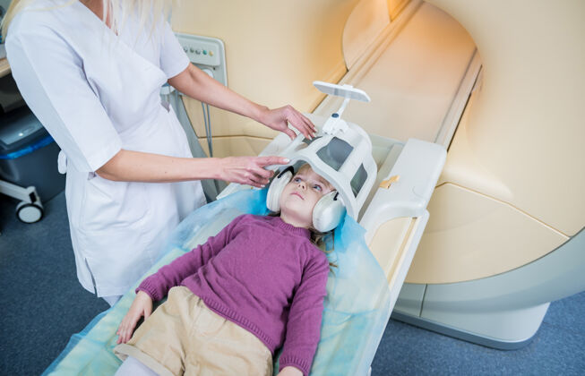 实验室放射科医生准备给小女孩做核磁共振脑部检查疾病分析过程