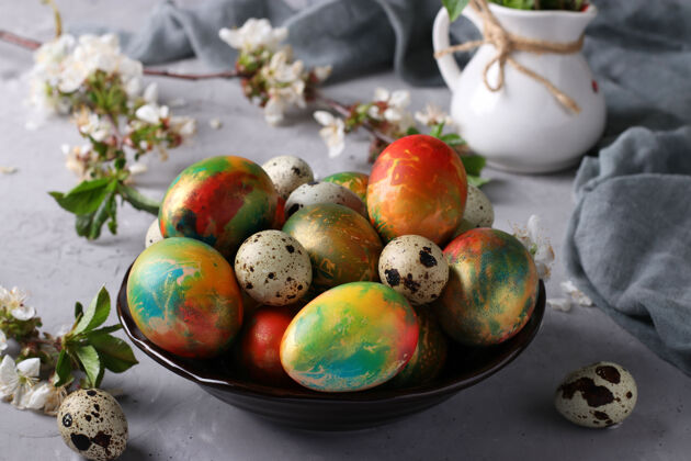 染色大理石复活节彩蛋涂有多种颜色的食物和鹌鹑蛋在一个盘子里的灰色表面礼物大理石油漆