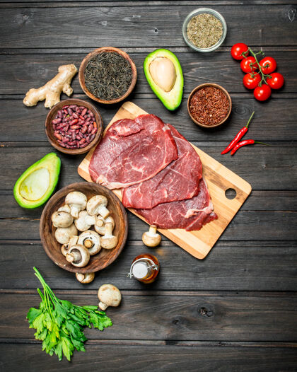 分类健康的食品.生的牛肉配各种有机食品和香料生的新鲜蛋白质