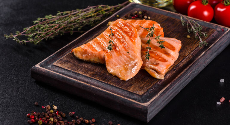 鲑鱼美味的新鲜红鱼北极焦烤在一个烤架来源欧米茄 健康食品肉烧烤菜肴