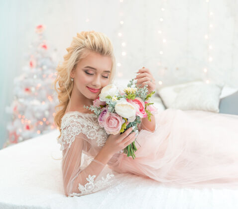 花束美丽时尚的新娘在冬季装饰与花束在她的手中优雅模特女孩