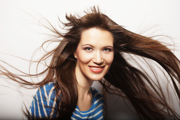 发型年轻快乐的女人 头发上有风性感风棕色头发
