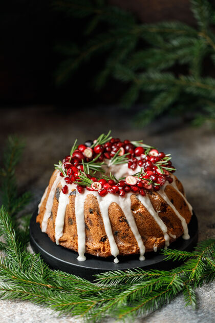 饼干圣诞蛋糕配越橘和圣诞装饰品自制派圣诞节时间