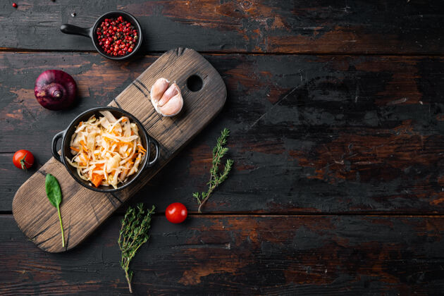 自制自制的小茴香泡菜 放在旧的深色木桌上配料木桌发酵