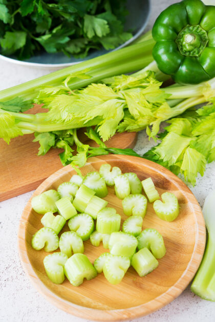 自制新鲜的绿色蔬菜 欧芹 芹菜 辣椒 干净的食物铃铛欧芹成熟的