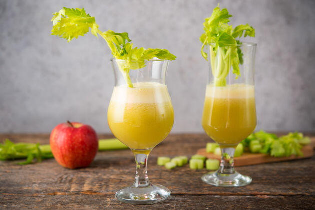玻璃新鲜果汁苹果和芹菜在一个透明的玻璃 素食 清洁食品的概念多汁的混合有机