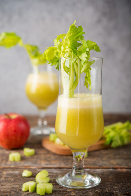 生的新鲜果汁苹果和芹菜在一个透明的玻璃 素食 清洁食品的概念果汁混合有机