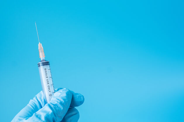 药物医生手上注射疫苗或药物 用针筒在医院内注射实验室.医学 健康保险 疫苗接种和免疫理念流感注射治疗