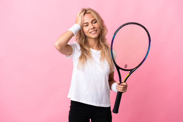 姿势年轻的俄罗斯女子打网球孤立的紫色笑俄罗斯活动训练