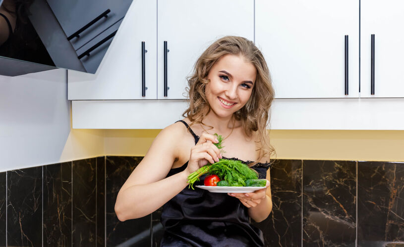 公寓活泼的年轻女子正在厨房里准备健康的食物烹饪吃健活方式