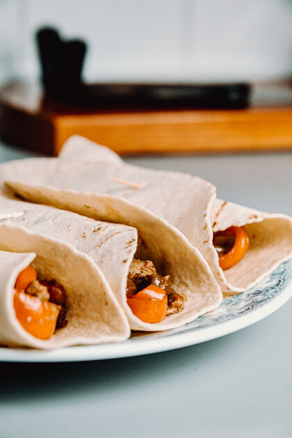 法吉塔墨西哥法吉塔和纯素调味品放在厨房的盘子里 上面放着辣椒调味品面包卷饮食