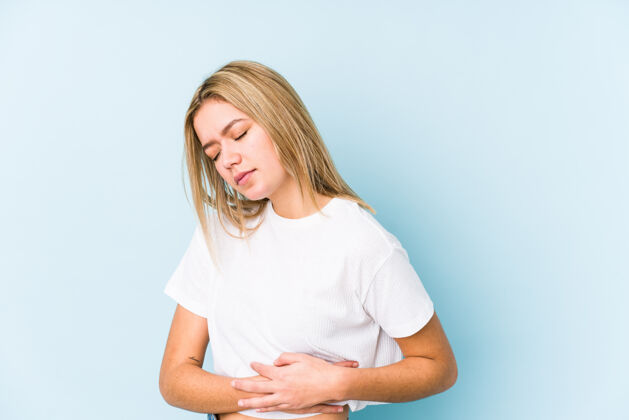 女性年轻的金发白种女人有肝 胃痛干净腹部疾病