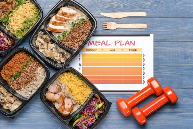 菜单装有健康食品的容器 哑铃和彩色的用餐计划计划部分每天