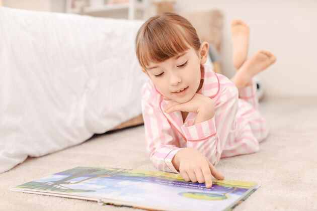 时间可爱的小女孩在家读睡前故事爱好可爱孩子