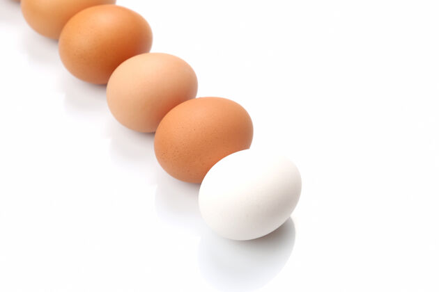 膳食鸡蛋的背景是白色的鸡蛋生的健康
