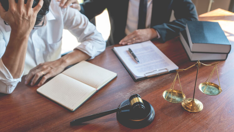法律书籍男性公证律师或法官咨询或讨论合同文件与商人客户法庭咨询指示