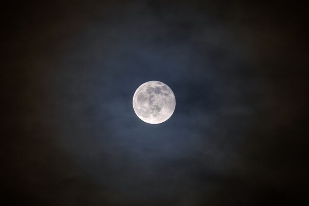 卫星明亮的满月 前面有明亮的云彩宇宙升起月光