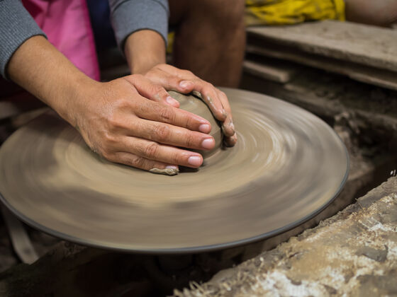 创造特写：手工陶工制作陶器手工制作陶器陶工