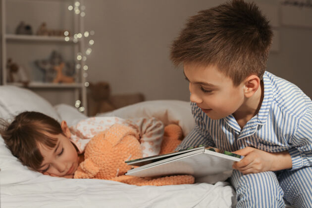 房子小女孩睡着了 而她的哥哥在家读睡前故事书可爱文学