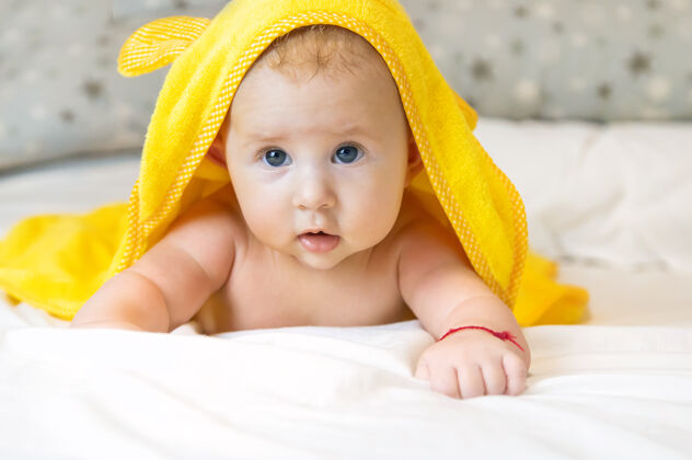有趣小宝宝洗澡后用毛巾擦表情复制空间孩子