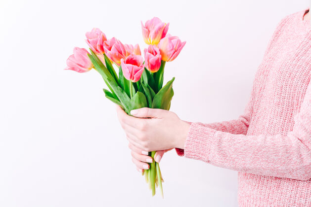 礼物手里拿着一束春天的粉色郁金香的女人美丽花束郁金香