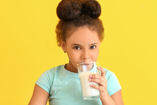 非裔美国人有牛奶颜色的非洲裔小女孩可爱牛奶美味