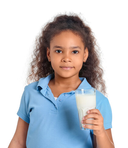 早餐一个在白色衣服上涂牛奶的非洲裔小女孩美味非裔美国人牛奶