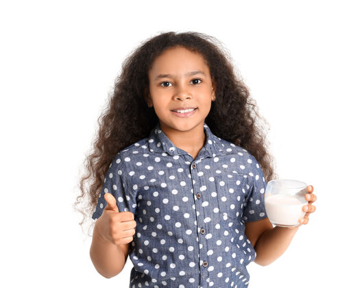 健康一个喝牛奶的非洲裔小女孩向白人伸出大拇指有机非洲钙