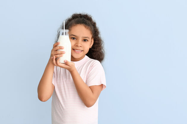 蛋白质有牛奶颜色的非洲裔小女孩牛奶可爱非洲