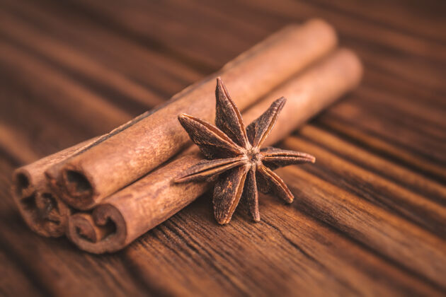 干干八角星和肉桂棒在木制背景上明星木材特写