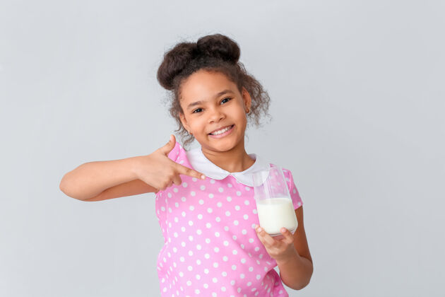 营养素光着牛奶的非洲裔小女孩美味肖像钙