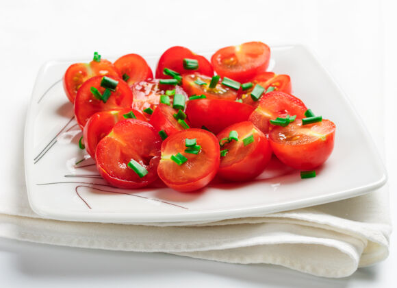 饭用绿色装饰的樱桃西红柿洋葱一个白色的方盘子开胃菜新鲜沙拉健康