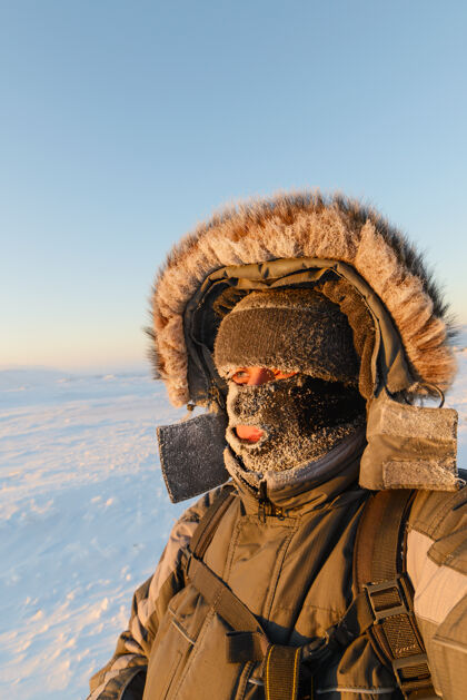 人一个戴着面具的男人的肖像 他的脸上覆盖着霜旅游强壮季节