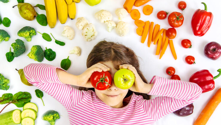 盘子一个手里拿着蔬菜和水果的孩子花园膳食食物