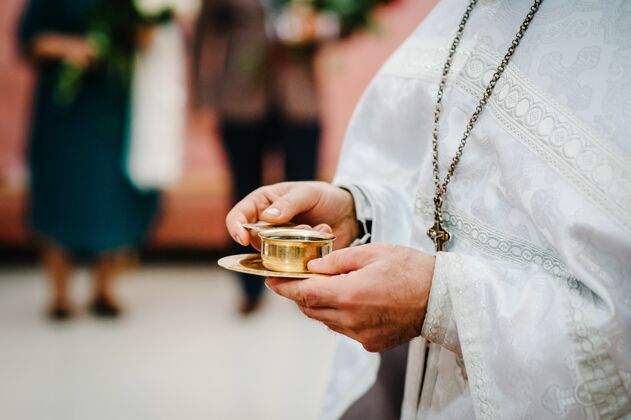 女人祭司要赐福 把神的血 和酒 给新娘子和儿子喝新郎新婚夫妇一对新人在教堂举行的婚礼上快乐精神身体弥撒