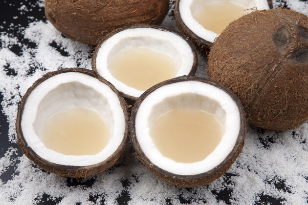 饮食以椰子为背景 用真正的椰奶切新鲜椰子维生素片水果健康食物热带椰子饮料