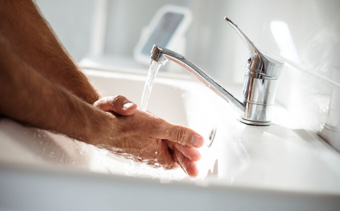 感染男性手拿肥皂洗手的特写照片盆.安全卫生程序 大流行 抗菌洗手间病消毒液
