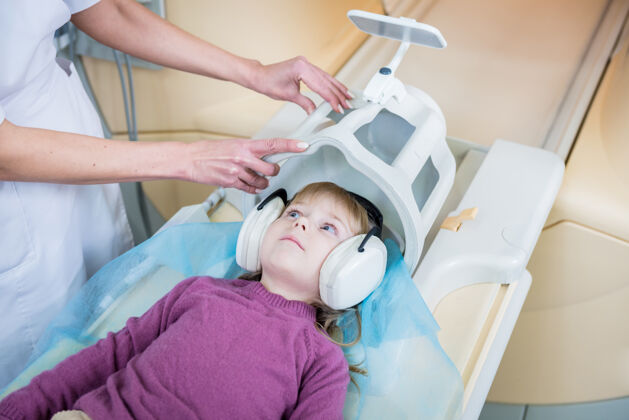 实验室放射科医生准备给小女孩做核磁共振脑部检查图像治疗实践